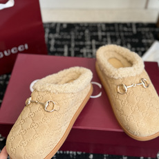 东莞代购级Gucci GG穆勒羊毛拖鞋|秋冬氛围感单品 经典马衔扣元素,重新诠释品牌复古格调,上脚慵懒又显贵! ▫️面料 东莞代购级Gucci GG穆勒羊毛拖鞋|秋冬氛围感单品 经典马衔扣元素,重新诠释品牌复古格调,上脚慵懒又显贵! ▫️面料
