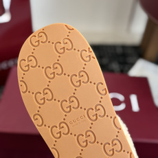 东莞代购级Gucci GG穆勒羊毛拖鞋|秋冬氛围感单品 经典马衔扣元素,重新诠释品牌复古格调,上脚慵懒又显贵! ▫️面料 东莞代购级Gucci GG穆勒羊毛拖鞋|秋冬氛围感单品 经典马衔扣元素,重新诠释品牌复古格调,上脚慵懒又显贵! ▫️面料