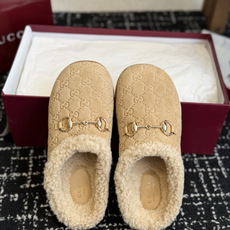 东莞代购级Gucci GG穆勒羊毛拖鞋|秋冬氛围感单品 经典马衔扣元素,重新诠释品牌复古格调,上脚慵懒又显贵! ▫️面料 东莞代购级Gucci GG穆勒羊毛拖鞋|秋冬氛围感单品 经典马衔扣元素,重新诠释品牌复古格调,上脚慵懒又显贵! ▫️面料