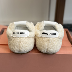 代购级 miumiu缪缪秋冬最新款薄底毛毛鞋 超多明星时尚博主种草 复古又时髦上脚美炸了 简约的运动 代购级 miumiu缪缪秋冬最新款薄底毛毛鞋 超多明星时尚博主种草 复古又时髦上脚美炸了 简约的运动