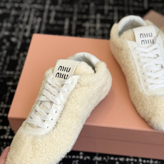 代购级 miumiu缪缪秋冬最新款薄底毛毛鞋 超多明星时尚博主种草 复古又时髦上脚美炸了 简约的运动 代购级 miumiu缪缪秋冬最新款薄底毛毛鞋 超多明星时尚博主种草 复古又时髦上脚美炸了 简约的运动