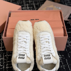 代购级 miumiu缪缪秋冬最新款薄底毛毛鞋 超多明星时尚博主种草 复古又时髦上脚美炸了 简约的运动 代购级 miumiu缪缪秋冬最新款薄底毛毛鞋 超多明星时尚博主种草 复古又时髦上脚美炸了 简约的运动