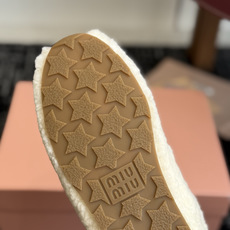 代购级 miumiu缪缪秋冬最新款薄底毛毛鞋 超多明星时尚博主种草 复古又时髦上脚美炸了 简约的运动 代购级 miumiu缪缪秋冬最新款薄底毛毛鞋 超多明星时尚博主种草 复古又时髦上脚美炸了 简约的运动