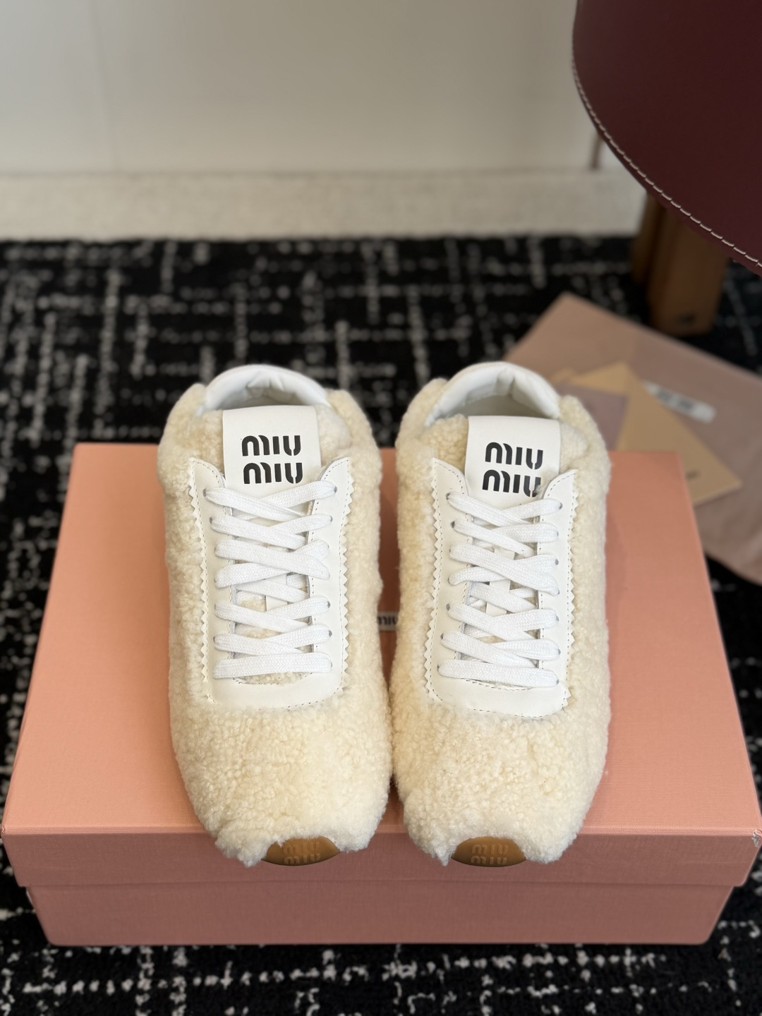 代购级 miumiu缪缪秋冬最新款薄底毛毛鞋           超多明星时尚博主种草 复古又时髦上脚美炸了 简约的运动