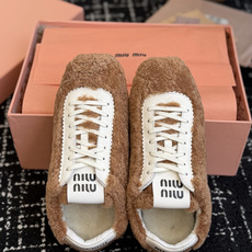 代购级 miumiu缪缪秋冬最新款薄底毛毛鞋 超多明星时尚博主种草 复古又时髦上脚美炸了 简约的运动 代购级 miumiu缪缪秋冬最新款薄底毛毛鞋 超多明星时尚博主种草 复古又时髦上脚美炸了 简约的运动