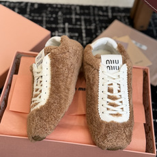 代购级 miumiu缪缪秋冬最新款薄底毛毛鞋 超多明星时尚博主种草 复古又时髦上脚美炸了 简约的运动 代购级 miumiu缪缪秋冬最新款薄底毛毛鞋 超多明星时尚博主种草 复古又时髦上脚美炸了 简约的运动