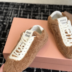 代购级 miumiu缪缪秋冬最新款薄底毛毛鞋 超多明星时尚博主种草 复古又时髦上脚美炸了 简约的运动 代购级 miumiu缪缪秋冬最新款薄底毛毛鞋 超多明星时尚博主种草 复古又时髦上脚美炸了 简约的运动