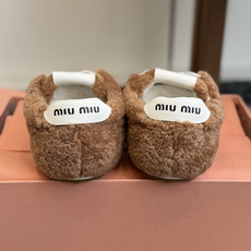 代购级 miumiu缪缪秋冬最新款薄底毛毛鞋 超多明星时尚博主种草 复古又时髦上脚美炸了 简约的运动 代购级 miumiu缪缪秋冬最新款薄底毛毛鞋 超多明星时尚博主种草 复古又时髦上脚美炸了 简约的运动