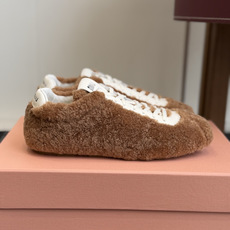 代购级 miumiu缪缪秋冬最新款薄底毛毛鞋 超多明星时尚博主种草 复古又时髦上脚美炸了 简约的运动 代购级 miumiu缪缪秋冬最新款薄底毛毛鞋 超多明星时尚博主种草 复古又时髦上脚美炸了 简约的运动