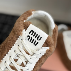 代购级 miumiu缪缪秋冬最新款薄底毛毛鞋 超多明星时尚博主种草 复古又时髦上脚美炸了 简约的运动 代购级 miumiu缪缪秋冬最新款薄底毛毛鞋 超多明星时尚博主种草 复古又时髦上脚美炸了 简约的运动