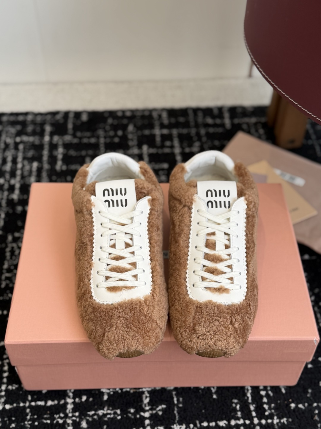 代购级 miumiu缪缪秋冬最新款薄底毛毛鞋           超多明星时尚博主种草 复古又时髦上脚美炸了 简约的运动