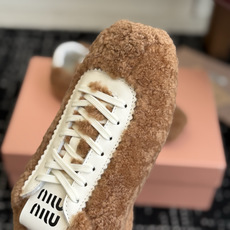 代购级 miumiu缪缪秋冬最新款薄底毛毛鞋 超多明星时尚博主种草 复古又时髦上脚美炸了 简约的运动 代购级 miumiu缪缪秋冬最新款薄底毛毛鞋 超多明星时尚博主种草 复古又时髦上脚美炸了 简约的运动