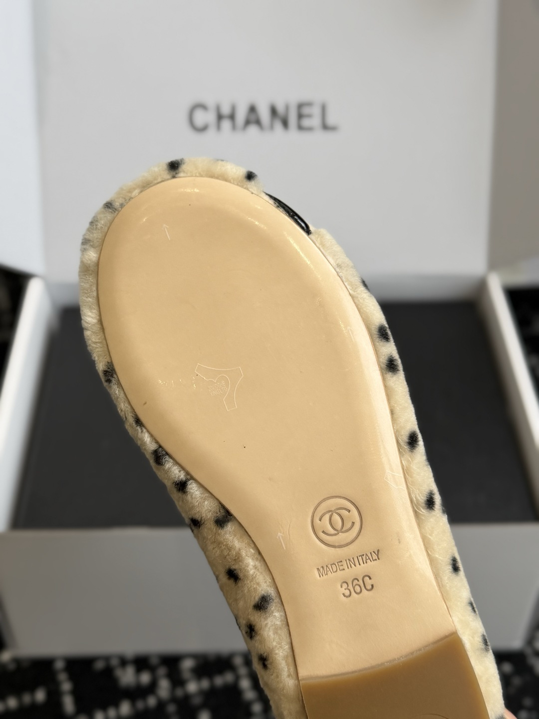 代购级 CHANEL香奈儿波点毛毛平底鞋 秋冬软萌毛毛单鞋，温柔又显贵，氛围感直接拉满🍂 ▫️面料：高密度仿羊羔毛面料，