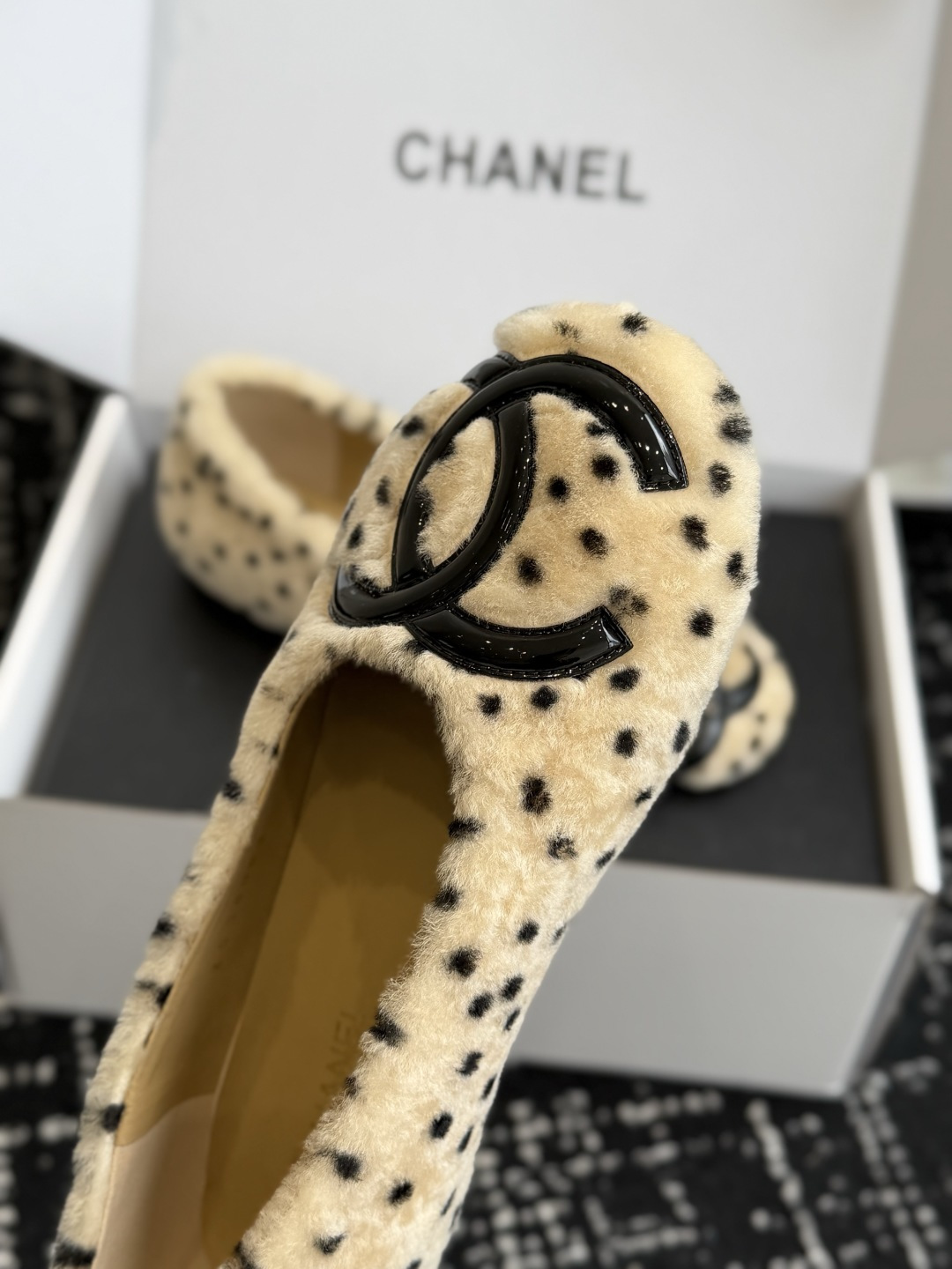 代购级 CHANEL香奈儿波点毛毛平底鞋 秋冬软萌毛毛单鞋，温柔又显贵，氛围感直接拉满🍂 ▫️面料：高密度仿羊羔毛面料，