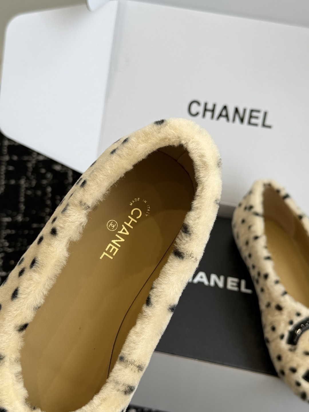 代购级 CHANEL香奈儿波点毛毛平底鞋 秋冬软萌毛毛单鞋，温柔又显贵，氛围感直接拉满🍂 ▫️面料：高密度仿羊羔毛面料，