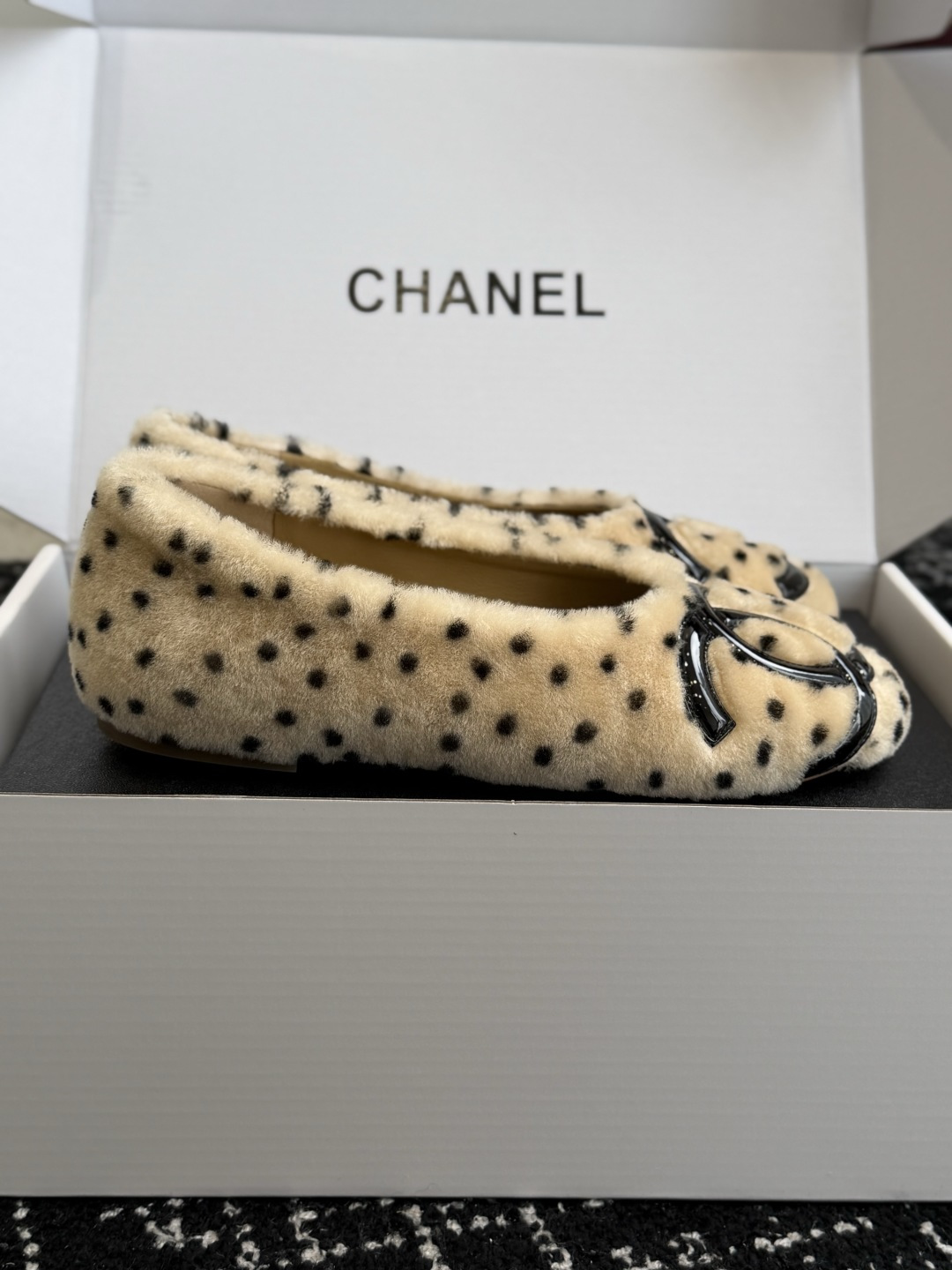代购级 CHANEL香奈儿波点毛毛平底鞋 秋冬软萌毛毛单鞋，温柔又显贵，氛围感直接拉满🍂 ▫️面料：高密度仿羊羔毛面料，