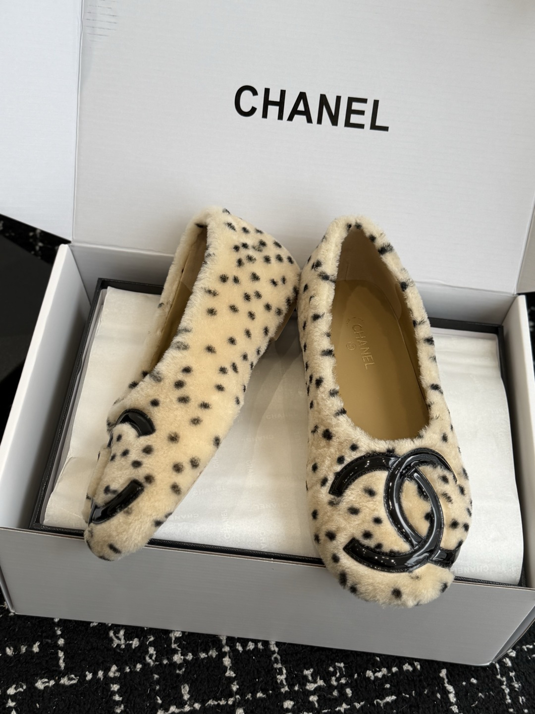代购级 CHANEL香奈儿波点毛毛平底鞋 秋冬软萌毛毛单鞋，温柔又显贵，氛围感直接拉满🍂 ▫️面料：高密度仿羊羔毛面料，