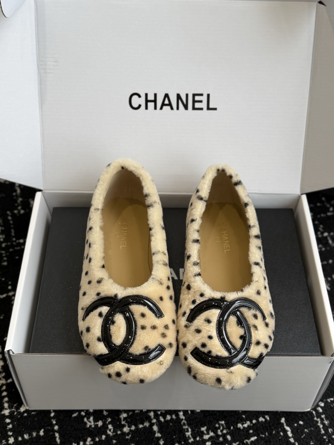 代购级 CHANEL香奈儿波点毛毛平底鞋 秋冬软萌毛毛单鞋，温柔又显贵，氛围感直接拉满🍂 ▫️面料：高密度仿羊羔毛面料，