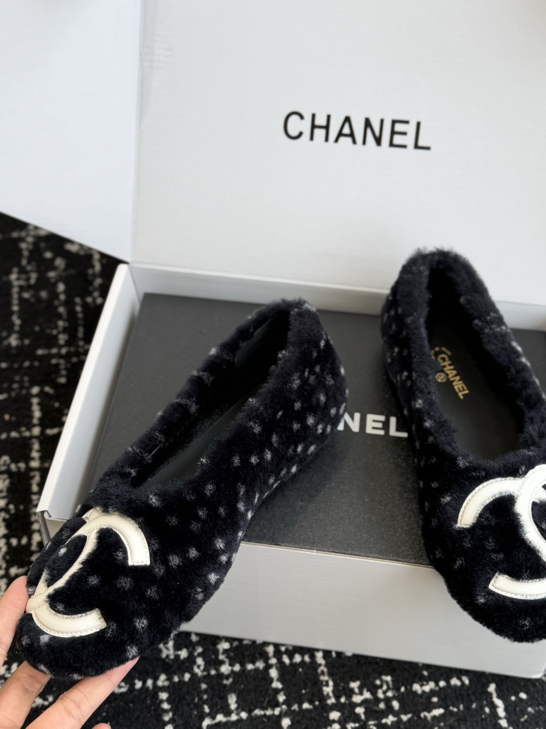 代购级 CHANEL香奈儿波点毛毛平底鞋 秋冬软萌毛毛单鞋,温柔又显贵,氛围感直接拉满🍂 ▫️面料:高密度仿羊羔毛面料, 代购级 CHANEL香奈儿波点毛毛平底鞋 秋冬软萌毛毛单鞋,温柔又显贵,氛围感直接拉满🍂 ▫️面料:高密度仿羊羔毛面料,