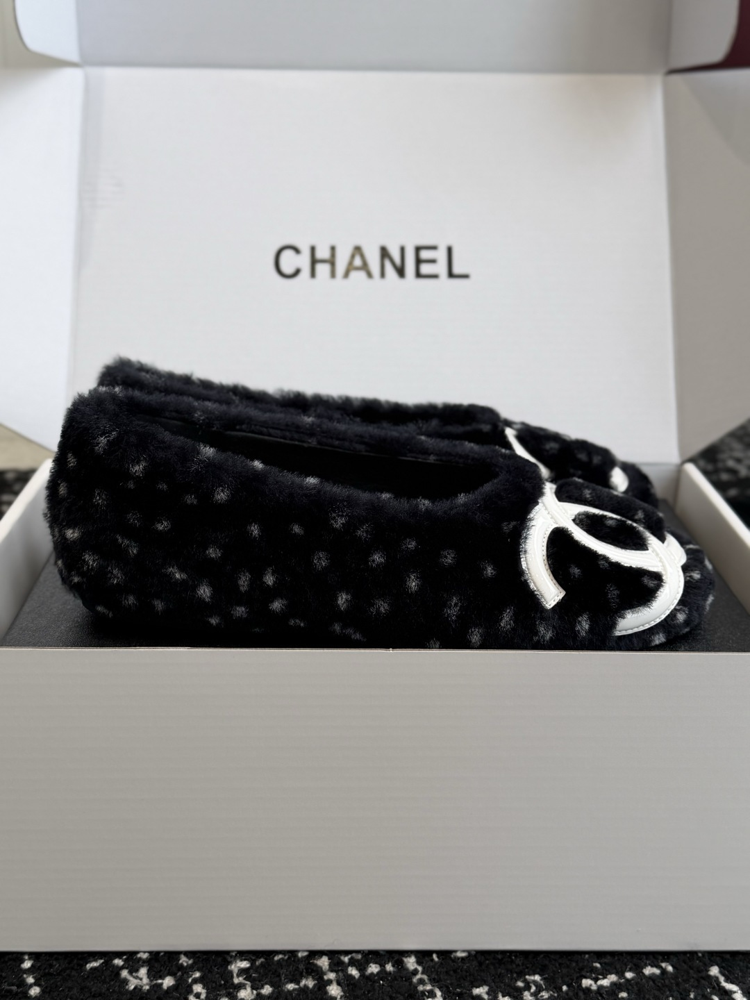 代购级 CHANEL香奈儿波点毛毛平底鞋 秋冬软萌毛毛单鞋,温柔又显贵,氛围感直接拉满🍂 ▫️面料:高密度仿羊羔毛面料, 代购级 CHANEL香奈儿波点毛毛平底鞋 秋冬软萌毛毛单鞋,温柔又显贵,氛围感直接拉满🍂 ▫️面料:高密度仿羊羔毛面料,