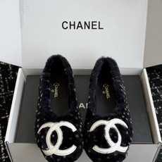 代购级 CHANEL香奈儿波点毛毛平底鞋 秋冬软萌毛毛单鞋,温柔又显贵,氛围感直接拉满🍂 ▫️面料:高密度仿羊羔毛面料, 代购级 CHANEL香奈儿波点毛毛平底鞋 秋冬软萌毛毛单鞋,温柔又显贵,氛围感直接拉满🍂 ▫️面料:高密度仿羊羔毛面料,