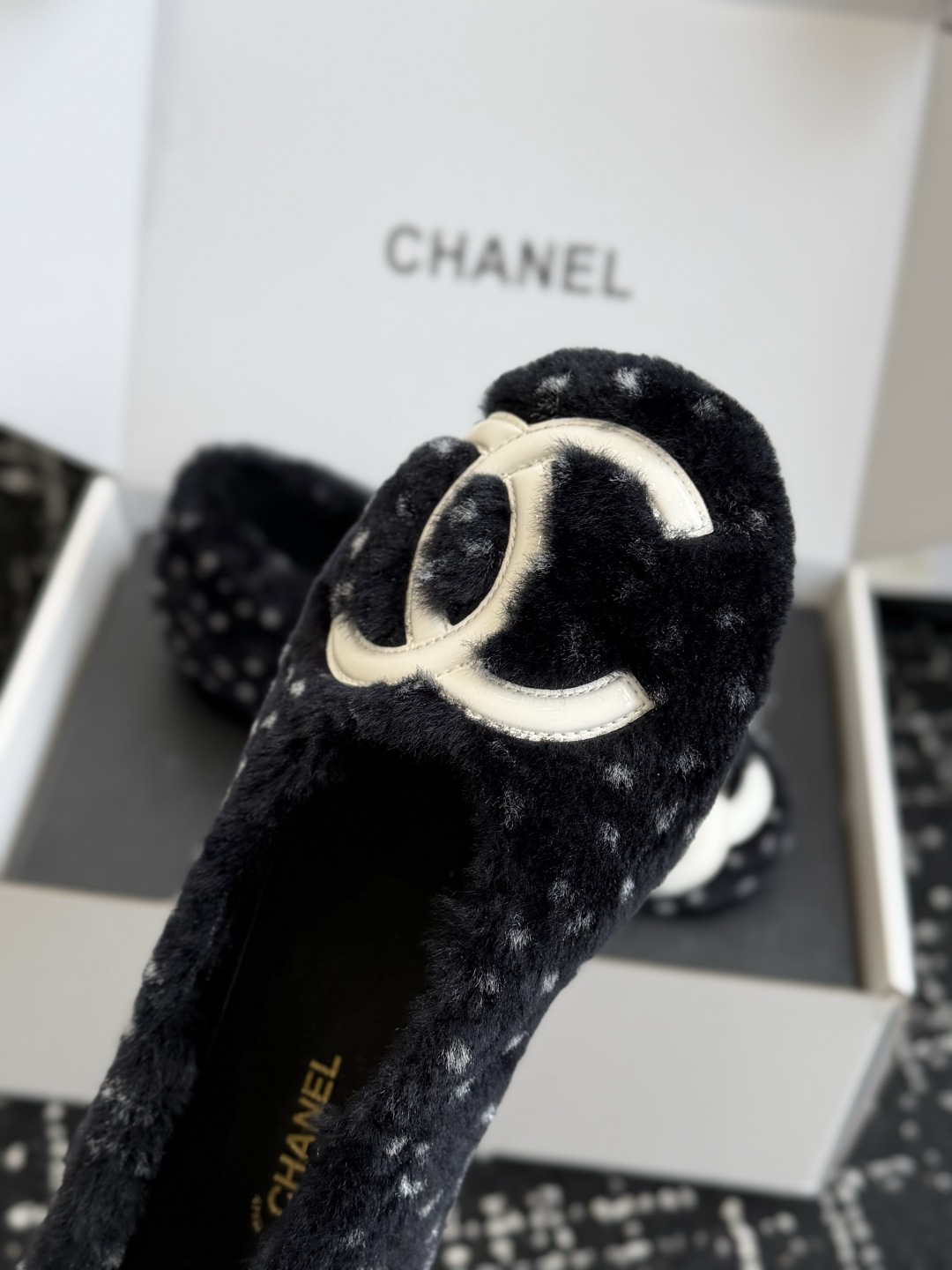 代购级 CHANEL香奈儿波点毛毛平底鞋 秋冬软萌毛毛单鞋,温柔又显贵,氛围感直接拉满🍂 ▫️面料:高密度仿羊羔毛面料, 代购级 CHANEL香奈儿波点毛毛平底鞋 秋冬软萌毛毛单鞋,温柔又显贵,氛围感直接拉满🍂 ▫️面料:高密度仿羊羔毛面料,