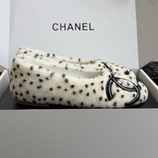 代购级 CHANEL香奈儿波点毛毛平底鞋 秋冬软萌毛毛单鞋,温柔又显贵,氛围感直接拉满🍂 ▫️面料:高密度仿羊羔毛面料, 代购级 CHANEL香奈儿波点毛毛平底鞋 秋冬软萌毛毛单鞋,温柔又显贵,氛围感直接拉满🍂 ▫️面料:高密度仿羊羔毛面料,
