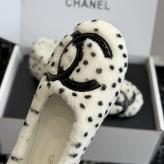 代购级 CHANEL香奈儿波点毛毛平底鞋 秋冬软萌毛毛单鞋,温柔又显贵,氛围感直接拉满🍂 ▫️面料:高密度仿羊羔毛面料, 代购级 CHANEL香奈儿波点毛毛平底鞋 秋冬软萌毛毛单鞋,温柔又显贵,氛围感直接拉满🍂 ▫️面料:高密度仿羊羔毛面料,