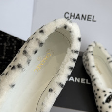 代购级 CHANEL香奈儿波点毛毛平底鞋 秋冬软萌毛毛单鞋,温柔又显贵,氛围感直接拉满🍂 ▫️面料:高密度仿羊羔毛面料, 代购级 CHANEL香奈儿波点毛毛平底鞋 秋冬软萌毛毛单鞋,温柔又显贵,氛围感直接拉满🍂 ▫️面料:高密度仿羊羔毛面料,