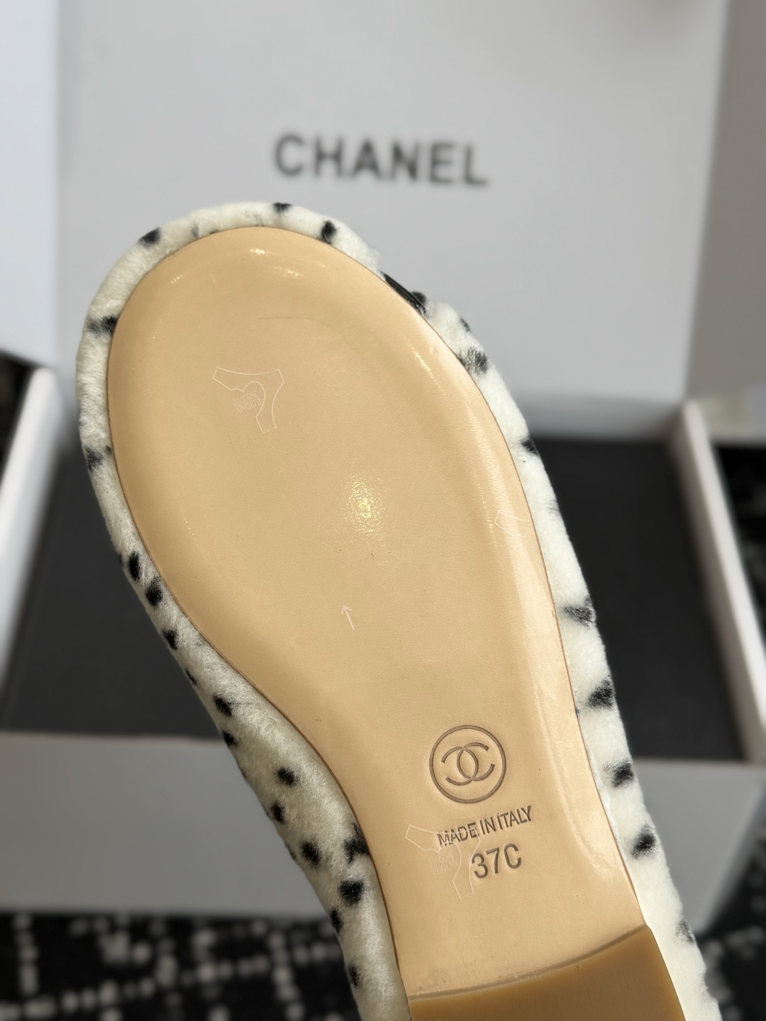代购级 CHANEL香奈儿波点毛毛平底鞋 秋冬软萌毛毛单鞋,温柔又显贵,氛围感直接拉满🍂 ▫️面料:高密度仿羊羔毛面料, 代购级 CHANEL香奈儿波点毛毛平底鞋 秋冬软萌毛毛单鞋,温柔又显贵,氛围感直接拉满🍂 ▫️面料:高密度仿羊羔毛面料,