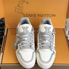 东莞代购级 LOUIS VUITTON Trainer lv休闲鞋皮革 圆头系带 字母签名 低帮 板鞋 鸳鸯 男女同款 东莞代购级 LOUIS VUITTON Trainer lv休闲鞋皮革 圆头系带 字母签名 低帮 板鞋 鸳鸯 男女同款