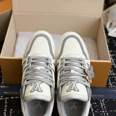 东莞代购级 LOUIS VUITTON Trainer lv休闲鞋皮革 圆头系带 字母签名 低帮 板鞋 鸳鸯 男女同款 东莞代购级 LOUIS VUITTON Trainer lv休闲鞋皮革 圆头系带 字母签名 低帮 板鞋 鸳鸯 男女同款