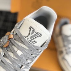 东莞代购级 LOUIS VUITTON Trainer lv休闲鞋皮革 圆头系带 字母签名 低帮 板鞋 鸳鸯 男女同款 东莞代购级 LOUIS VUITTON Trainer lv休闲鞋皮革 圆头系带 字母签名 低帮 板鞋 鸳鸯 男女同款