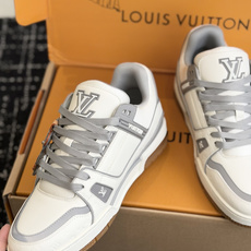 东莞代购级 LOUIS VUITTON Trainer lv休闲鞋皮革 圆头系带 字母签名 低帮 板鞋 鸳鸯 男女同款 东莞代购级 LOUIS VUITTON Trainer lv休闲鞋皮革 圆头系带 字母签名 低帮 板鞋 鸳鸯 男女同款