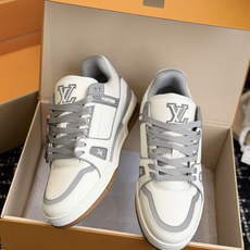 东莞代购级 LOUIS VUITTON Trainer lv休闲鞋皮革 圆头系带 字母签名 低帮 板鞋 鸳鸯 男女同款 东莞代购级 LOUIS VUITTON Trainer lv休闲鞋皮革 圆头系带 字母签名 低帮 板鞋 鸳鸯 男女同款
