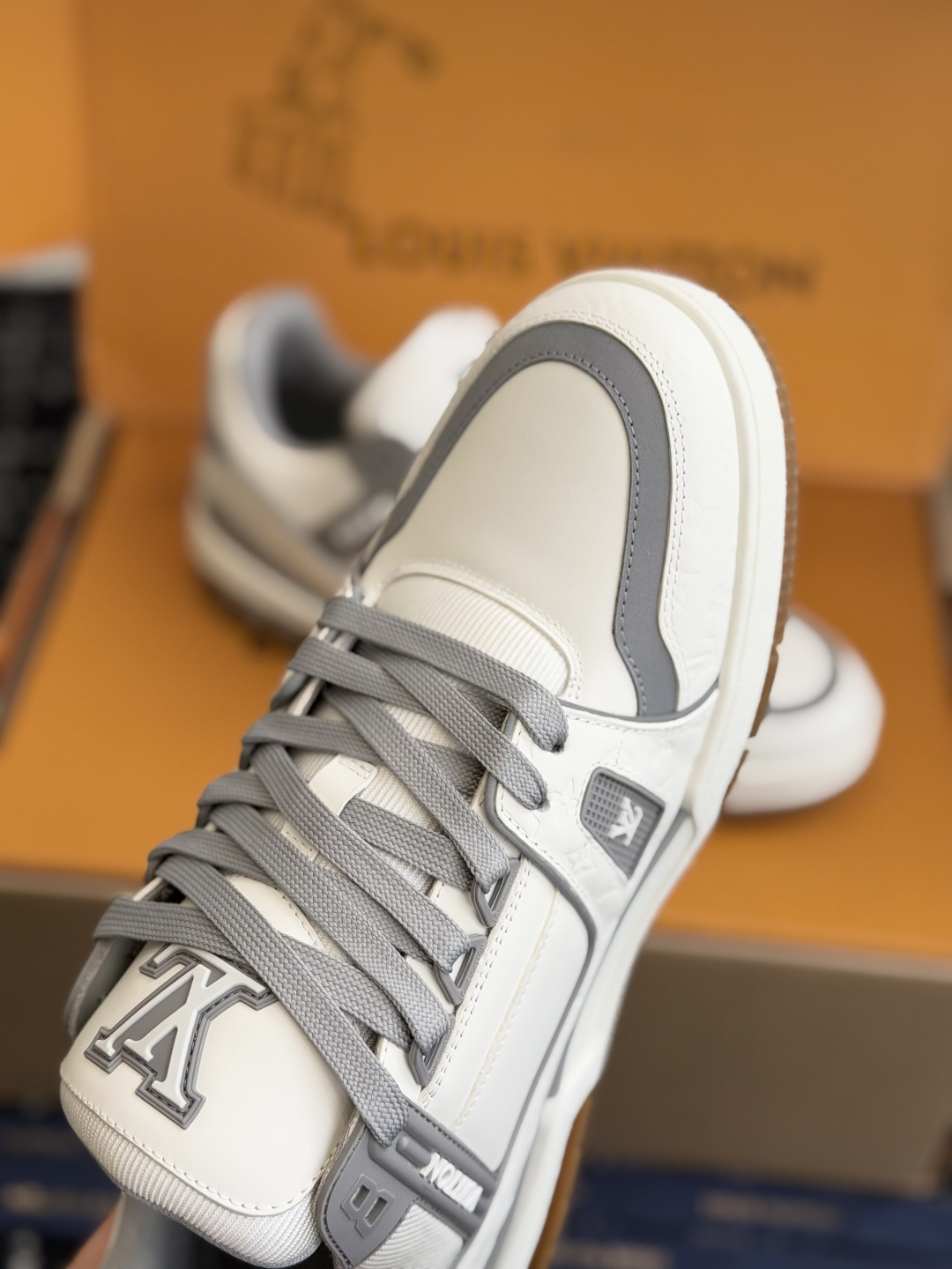 东莞代购级 LOUIS VUITTON Trainer lv休闲鞋皮革 圆头系带 字母签名 低帮 板鞋 鸳鸯 男女同款 东莞代购级 LOUIS VUITTON Trainer lv休闲鞋皮革 圆头系带 字母签名 低帮 板鞋 鸳鸯 男女同款