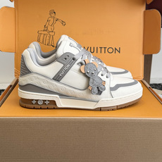 东莞代购级 LOUIS VUITTON Trainer lv休闲鞋皮革 圆头系带 字母签名 低帮 板鞋 鸳鸯 男女同款 东莞代购级 LOUIS VUITTON Trainer lv休闲鞋皮革 圆头系带 字母签名 低帮 板鞋 鸳鸯 男女同款