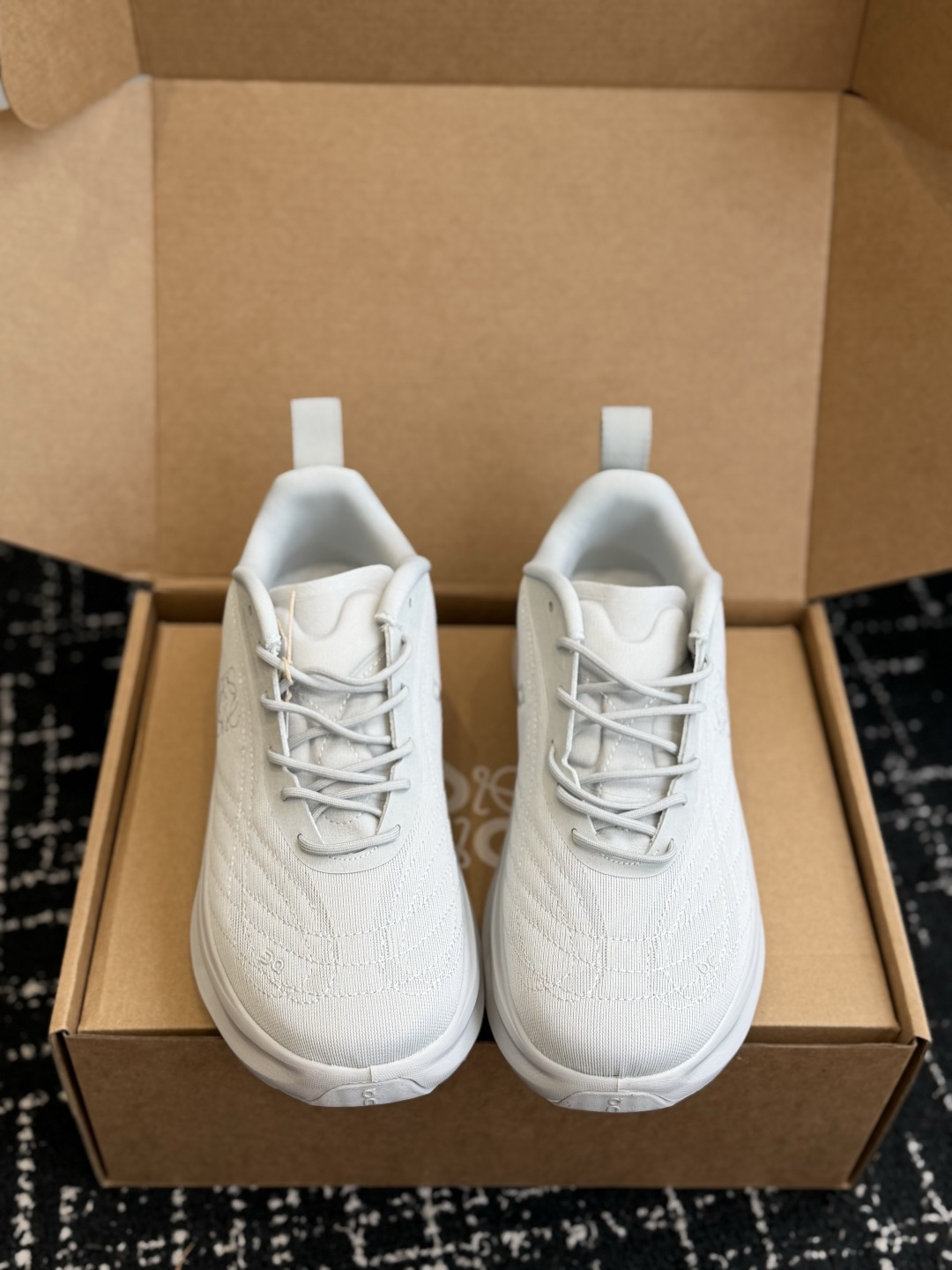 代购级 【联名款 男女同款!】 LOEWE x On昂跑Cloudtilt 罗意威 联名轻量 情侣 运动休闲鞋! 众多 代购级 【联名款 男女同款!】 LOEWE x On昂跑Cloudtilt 罗意威 联名轻量 情侣 运动休闲鞋! 众多
