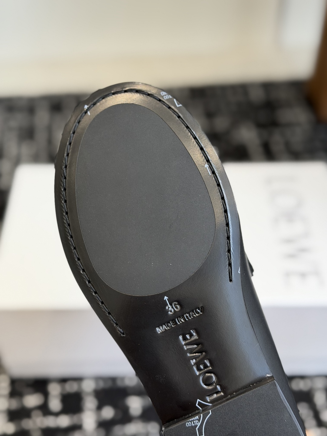 代购级 LOEWE罗意威乐福鞋| 经典Anagram浮雕logo乐福,自带松弛高级感,通勤、日常、穿搭出片都很适配✨ ▫ 代购级 LOEWE罗意威乐福鞋| 经典Anagram浮雕logo乐福,自带松弛高级感,通勤、日常、穿搭出片都很适配✨ ▫