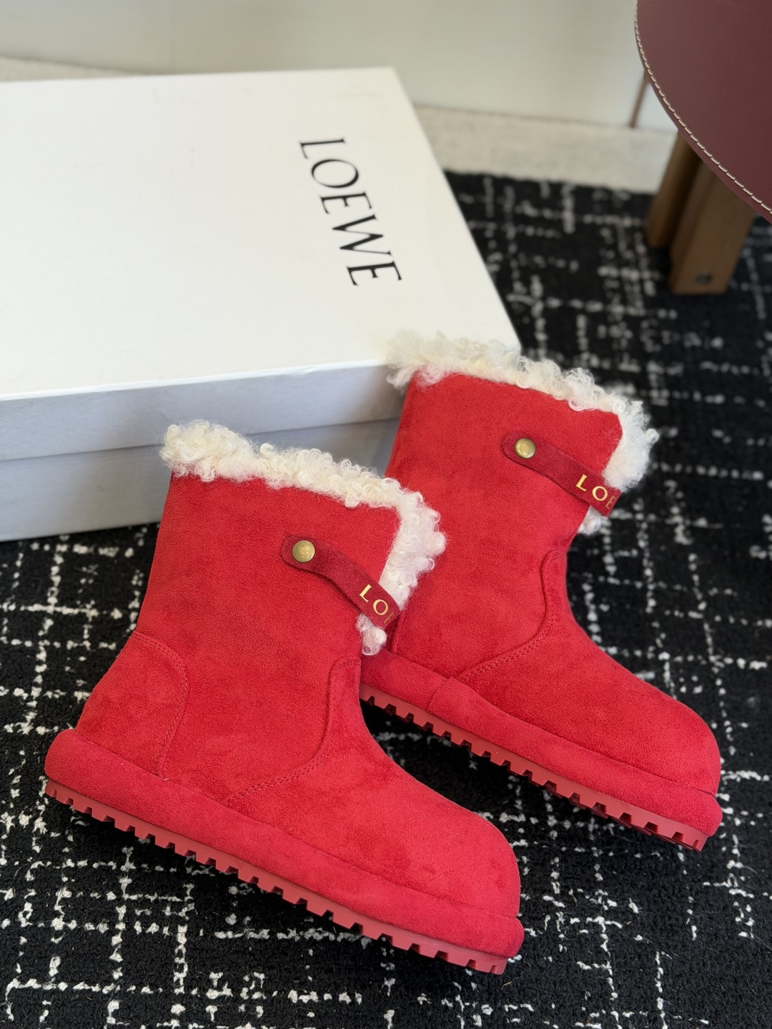 代购级 品牌:LOEWE罗意威 卷毛边厚底雪地靴 ▫️面料:高丝光牛反绒,绒面细腻有质感,质感柔和耐看 ▫️内里:加厚卷 代购级 品牌:LOEWE罗意威 卷毛边厚底雪地靴 ▫️面料:高丝光牛反绒,绒面细腻有质感,质感柔和耐看 ▫️内里:加厚卷