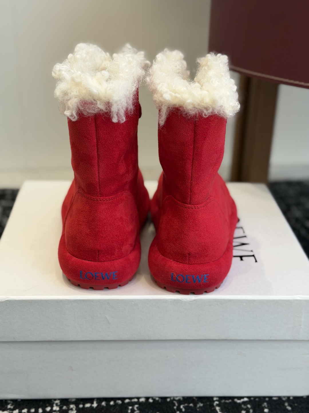 代购级 品牌:LOEWE罗意威 卷毛边厚底雪地靴 ▫️面料:高丝光牛反绒,绒面细腻有质感,质感柔和耐看 ▫️内里:加厚卷 代购级 品牌:LOEWE罗意威 卷毛边厚底雪地靴 ▫️面料:高丝光牛反绒,绒面细腻有质感,质感柔和耐看 ▫️内里:加厚卷