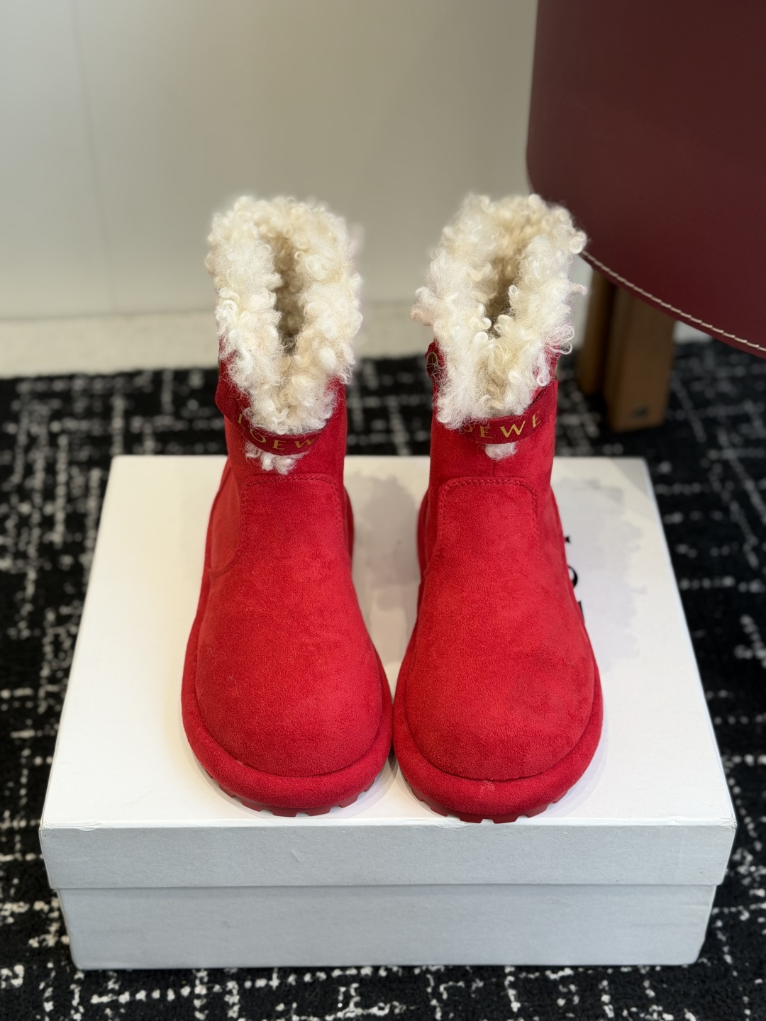 代购级 品牌:LOEWE罗意威 卷毛边厚底雪地靴 ▫️面料:高丝光牛反绒,绒面细腻有质感,质感柔和耐看 ▫️内里:加厚卷 代购级 品牌:LOEWE罗意威 卷毛边厚底雪地靴 ▫️面料:高丝光牛反绒,绒面细腻有质感,质感柔和耐看 ▫️内里:加厚卷