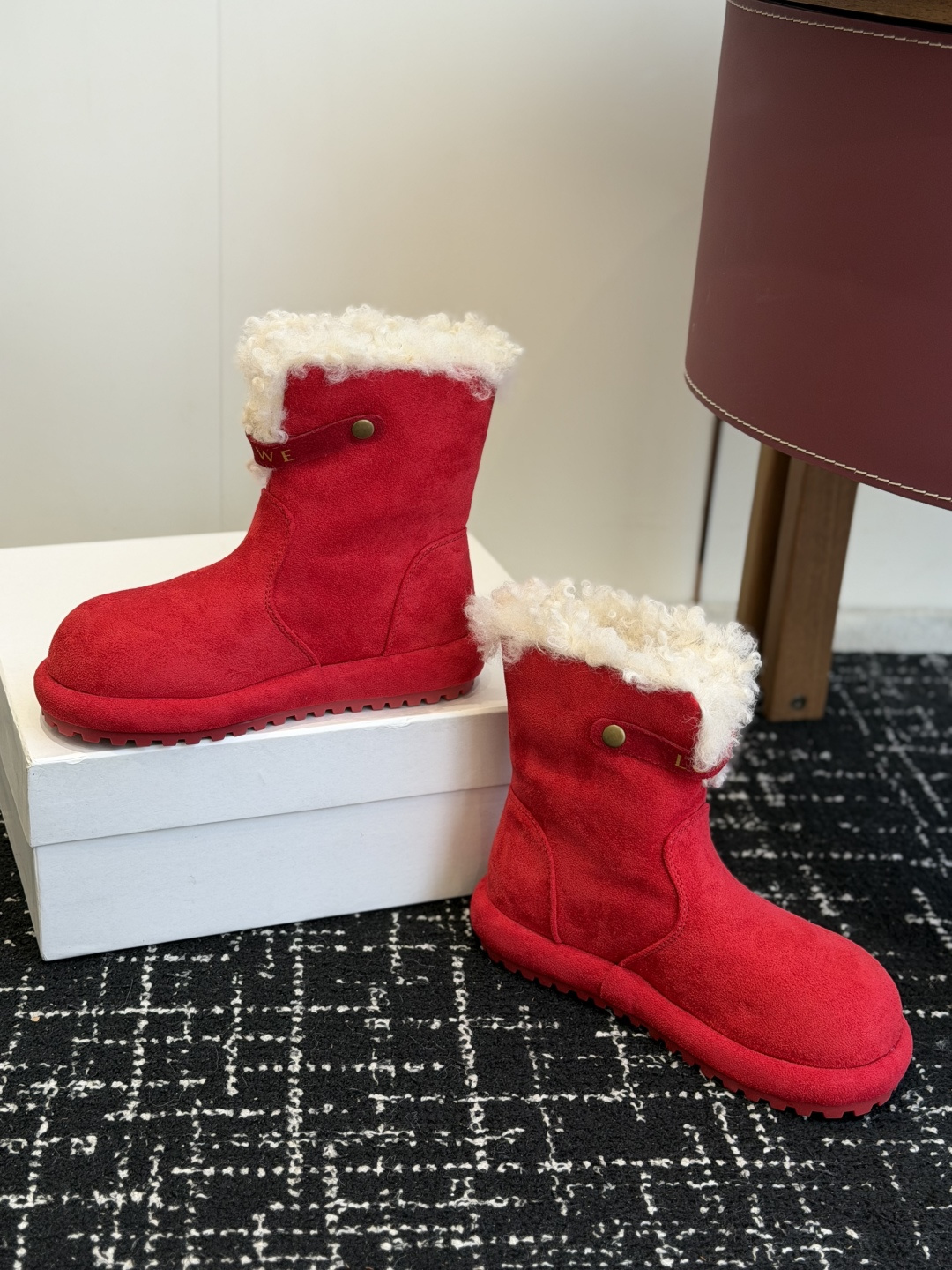 代购级 品牌:LOEWE罗意威 卷毛边厚底雪地靴 ▫️面料:高丝光牛反绒,绒面细腻有质感,质感柔和耐看 ▫️内里:加厚卷 代购级 品牌:LOEWE罗意威 卷毛边厚底雪地靴 ▫️面料:高丝光牛反绒,绒面细腻有质感,质感柔和耐看 ▫️内里:加厚卷