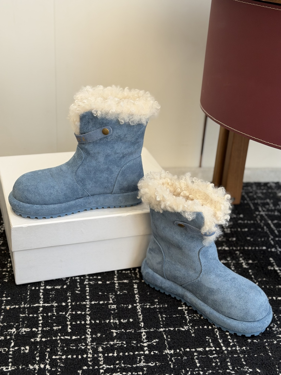 代购级 品牌:LOEWE罗意威 卷毛边厚底雪地靴 ▫️面料:高丝光牛反绒,绒面细腻有质感,质感柔和耐看 ▫️内里:加厚卷 代购级 品牌:LOEWE罗意威 卷毛边厚底雪地靴 ▫️面料:高丝光牛反绒,绒面细腻有质感,质感柔和耐看 ▫️内里:加厚卷