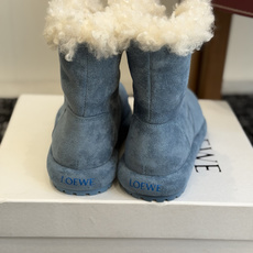 代购级 品牌:LOEWE罗意威 卷毛边厚底雪地靴 ▫️面料:高丝光牛反绒,绒面细腻有质感,质感柔和耐看 ▫️内里:加厚卷 代购级 品牌:LOEWE罗意威 卷毛边厚底雪地靴 ▫️面料:高丝光牛反绒,绒面细腻有质感,质感柔和耐看 ▫️内里:加厚卷