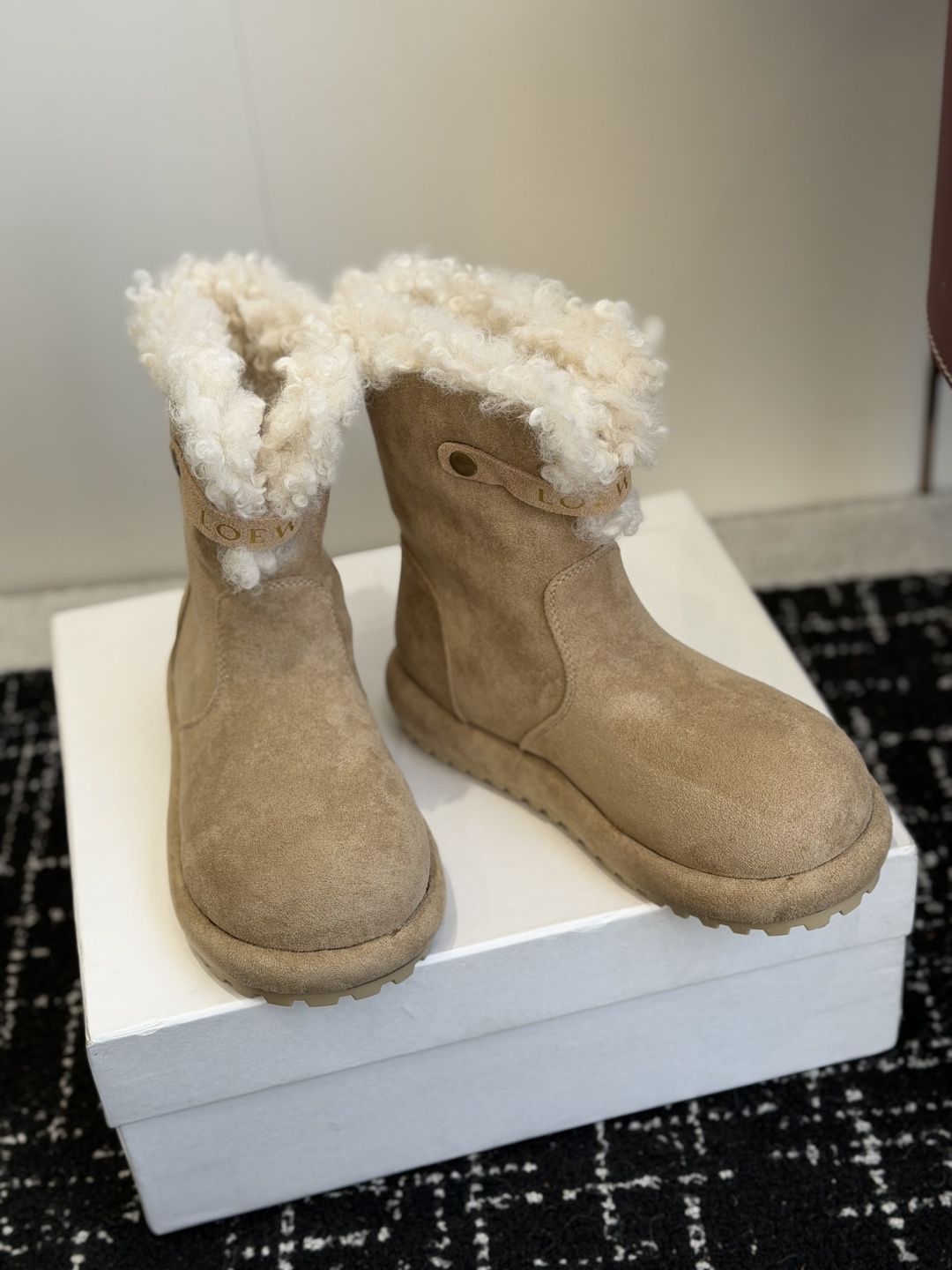代购级 品牌:LOEWE罗意威 卷毛边厚底雪地靴 ▫️面料:高丝光牛反绒,绒面细腻有质感,质感柔和耐看 ▫️内里:加厚卷 代购级 品牌:LOEWE罗意威 卷毛边厚底雪地靴 ▫️面料:高丝光牛反绒,绒面细腻有质感,质感柔和耐看 ▫️内里:加厚卷