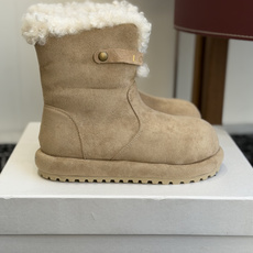 代购级 品牌:LOEWE罗意威 卷毛边厚底雪地靴 ▫️面料:高丝光牛反绒,绒面细腻有质感,质感柔和耐看 ▫️内里:加厚卷 代购级 品牌:LOEWE罗意威 卷毛边厚底雪地靴 ▫️面料:高丝光牛反绒,绒面细腻有质感,质感柔和耐看 ▫️内里:加厚卷