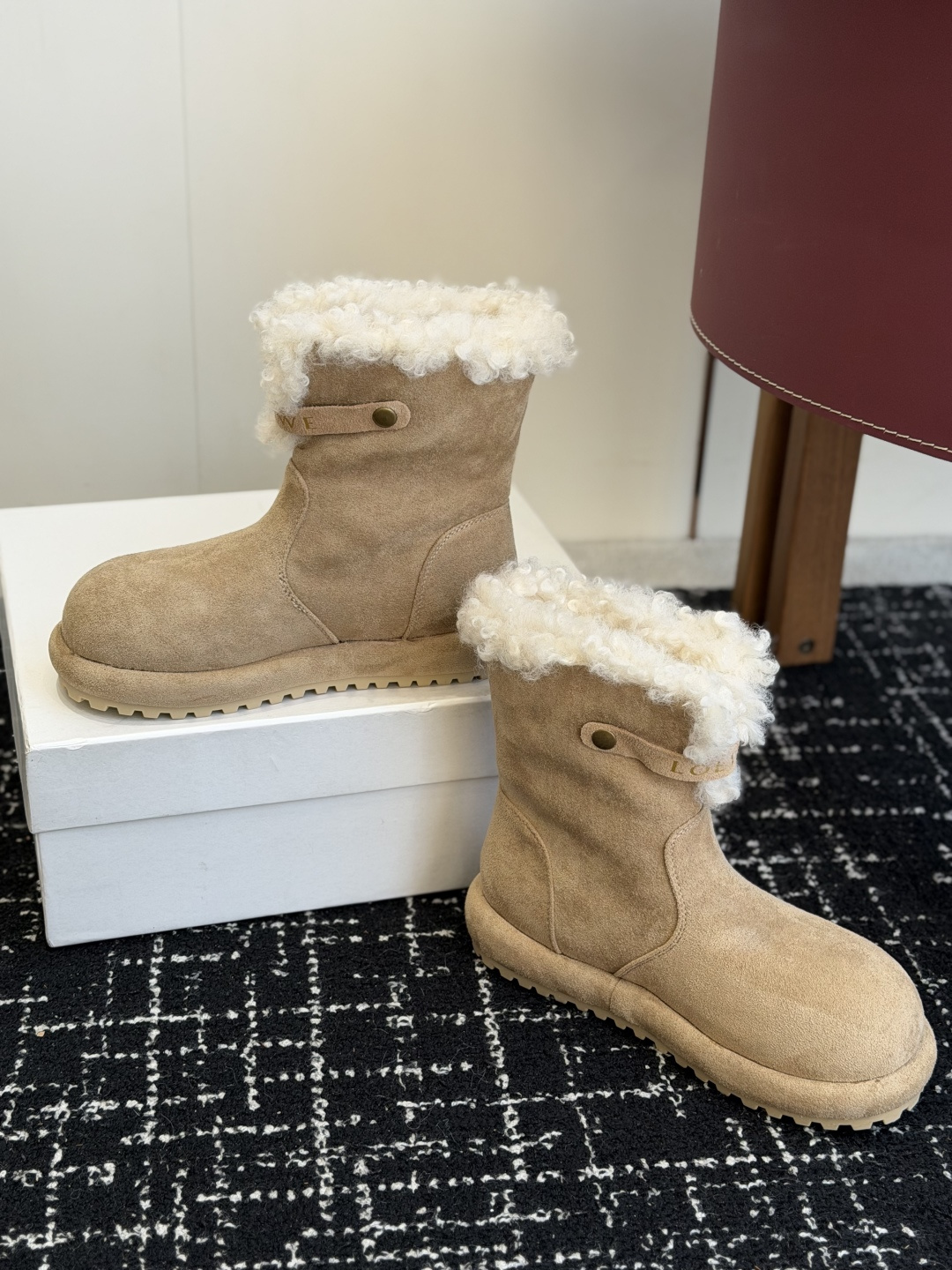 代购级 品牌:LOEWE罗意威 卷毛边厚底雪地靴 ▫️面料:高丝光牛反绒,绒面细腻有质感,质感柔和耐看 ▫️内里:加厚卷 代购级 品牌:LOEWE罗意威 卷毛边厚底雪地靴 ▫️面料:高丝光牛反绒,绒面细腻有质感,质感柔和耐看 ▫️内里:加厚卷