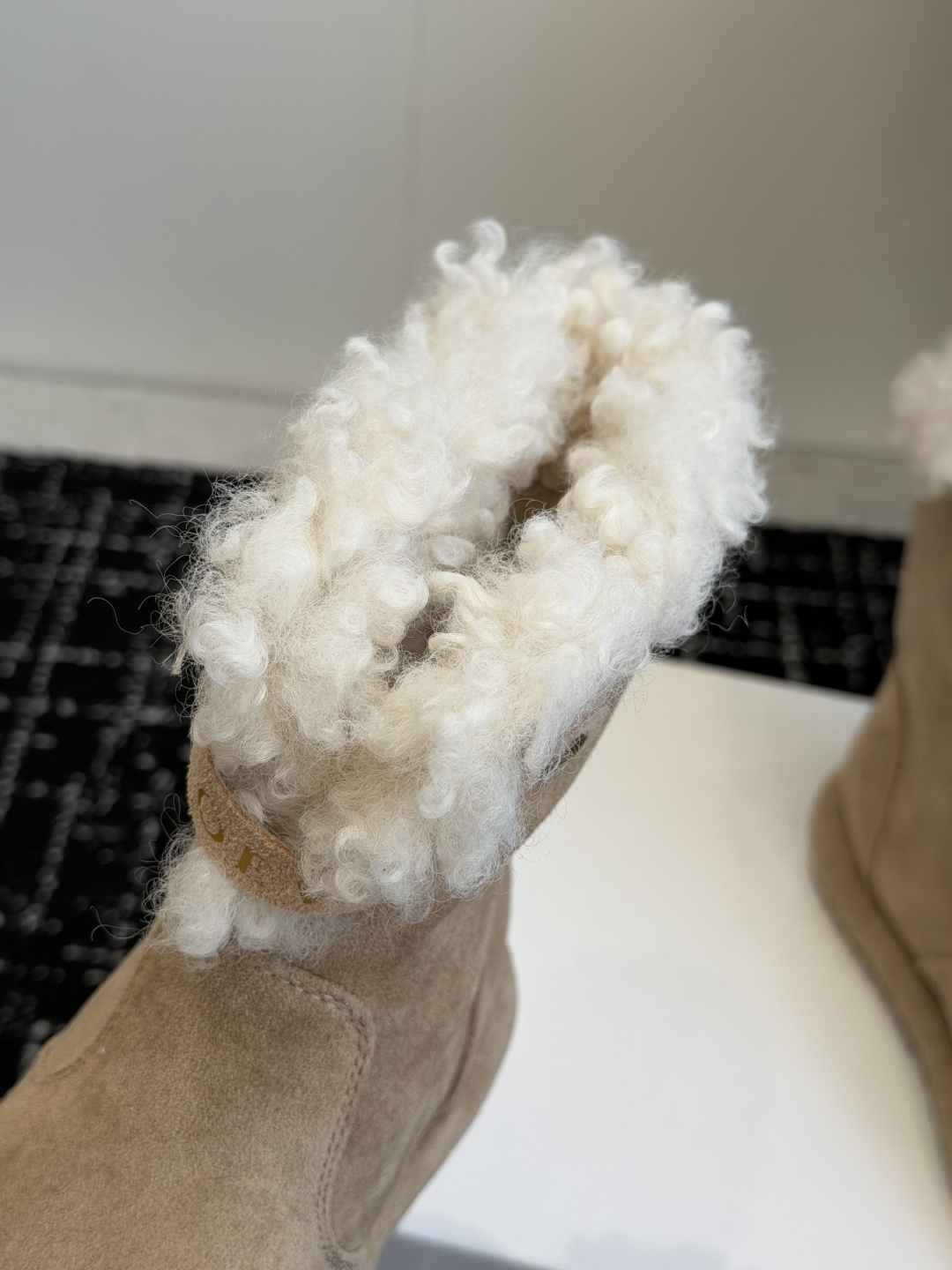 代购级 品牌:LOEWE罗意威 卷毛边厚底雪地靴 ▫️面料:高丝光牛反绒,绒面细腻有质感,质感柔和耐看 ▫️内里:加厚卷 代购级 品牌:LOEWE罗意威 卷毛边厚底雪地靴 ▫️面料:高丝光牛反绒,绒面细腻有质感,质感柔和耐看 ▫️内里:加厚卷