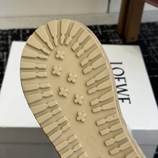 代购级 品牌:LOEWE罗意威 卷毛边厚底雪地靴 ▫️面料:高丝光牛反绒,绒面细腻有质感,质感柔和耐看 ▫️内里:加厚卷 代购级 品牌:LOEWE罗意威 卷毛边厚底雪地靴 ▫️面料:高丝光牛反绒,绒面细腻有质感,质感柔和耐看 ▫️内里:加厚卷